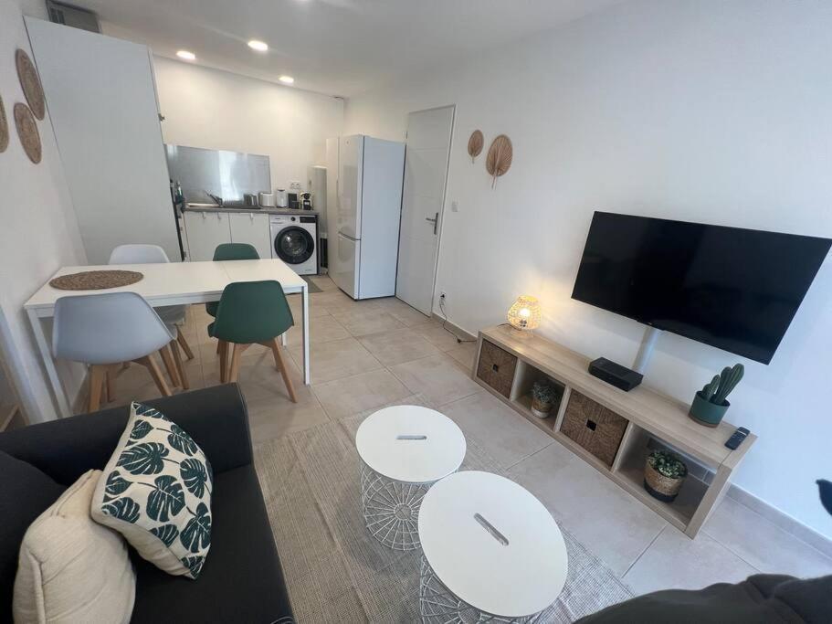 La Glycine - Parking Gratuit - Ac Clim - Cour Prive - Apartman Villeneuve-lès-Avignon Kültér fotó